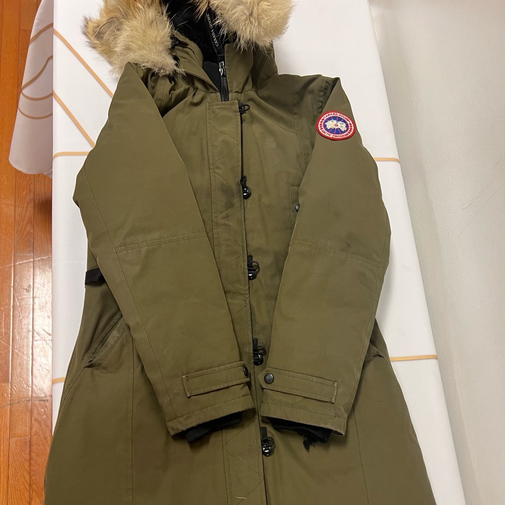 Kensington Parka aesthetic parka with fur
Small stain can be dry cleaned.